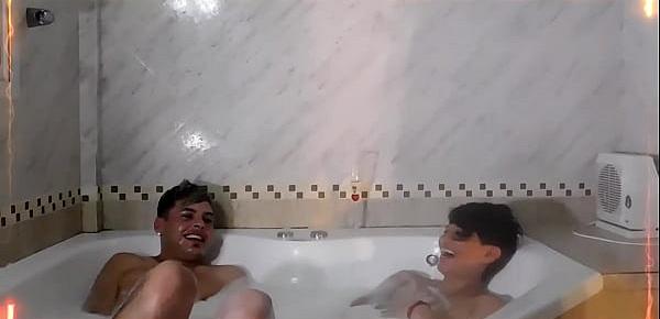  se termino  de grabar  y  seguimos  filmando  el backstage del  descanso en  el  jacuzzi ,¡¡¡¡ mira  como  esperan  para  seguir  filmando !!!!